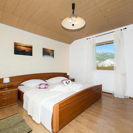 Spacious With Pool And Hot Tub In *