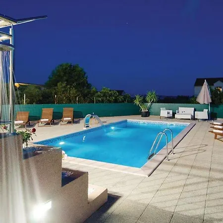 Spacious With Pool And Hot Tub In Holiday home