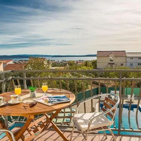 Spacious With Pool And Hot Tub In Holiday home *