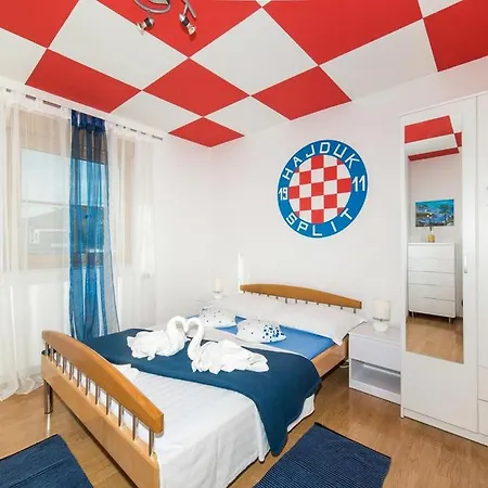 Spacious With Pool And Hot Tub In * Kastel Stari
