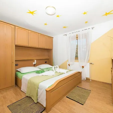 Spacious With Pool And Hot Tub In Kastel Stari