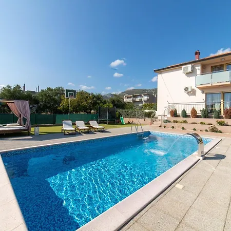 Spacious With Pool And Hot Tub In *
