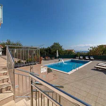 Spacious With Pool And Hot Tub In Holiday home