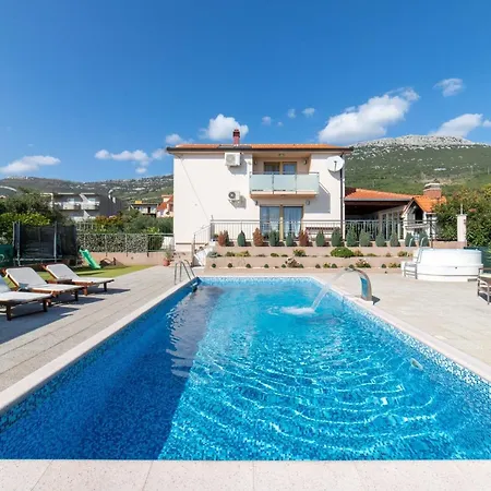 Spacious With Pool And Hot Tub In Kastel Stari
