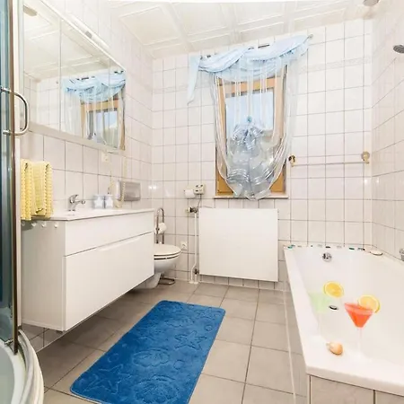 Spacious With Pool And Hot Tub In * Kastel Stari