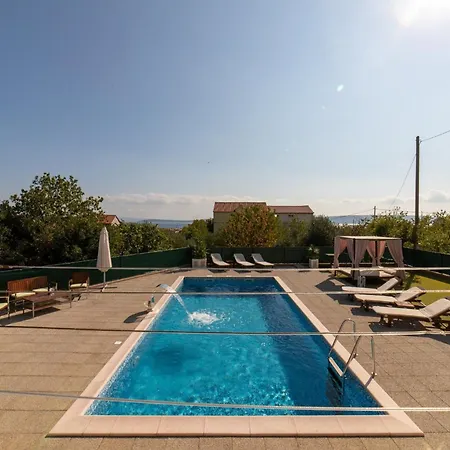 Spacious With Pool And Hot Tub In Holiday home *