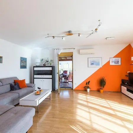 Spacious With Pool And Hot Tub In בית נופש Kaštel Stari