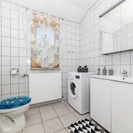 Spacious With Pool And Hot Tub In *