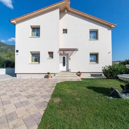 בית נופש Spacious With Pool And Hot Tub In Kaštel Stari